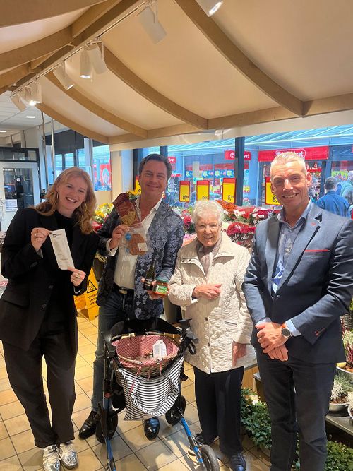 Martijn Martell verrast SurpriseShopper met het betalen van hun aankoop