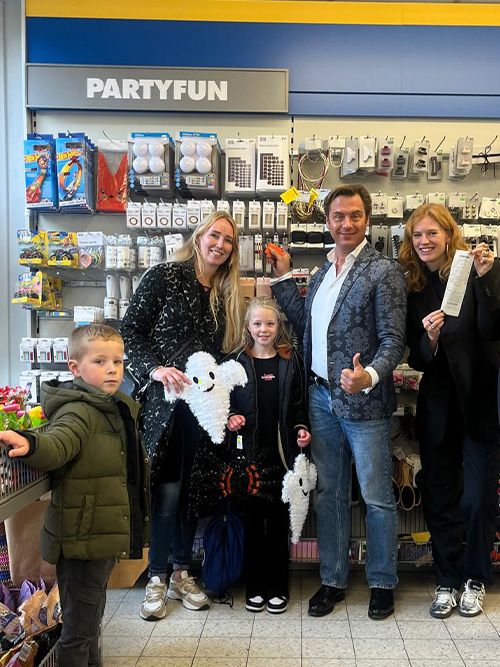 Martijn Martell verrast SurpriseShopper met het betalen van hun aankoop