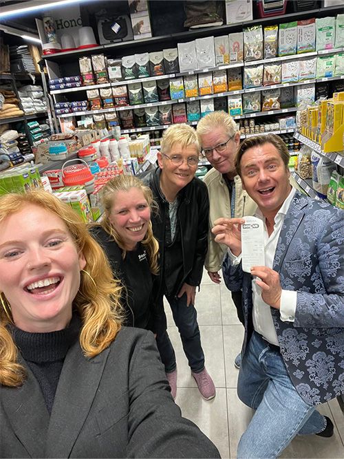 Martijn Martell verrast SurpriseShopper met het betalen van hun aankoop